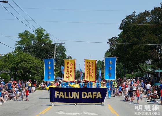 Image for article Illinois: Falun Dafa, Wheaton'ın Bağımsızlık Günü Geçit Töreni Sırasında İyi Karşılandı