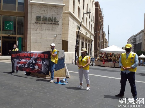 Image for article İtalya: Uygulayıcılar Napoli'de Falun Dafa'nın Tanıtımını Yaptı