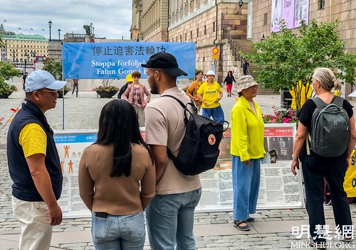 Image for article İsveç: Uygulayıcılar Yaz Ortası Festivali Sırasında İnsanlara Falun Dafa'yı Anlatmak İçin Faaliyetler Düzenlediler