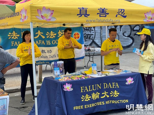 Image for article New York: Uygulayıcılar Astoria Festivali'nde Halka Falun Dafa'yı Tanıttı