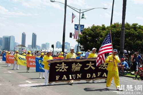 Image for article San Diego, Kaliforniya: Falun Dafa Grubu Bağımsızlık Günü Geçit Töreninde Sergilendi
