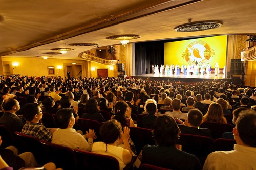 Image for article Shen Yun Belirsizlik Dünyasına Umut Getirdi ve Sahneye Döndü