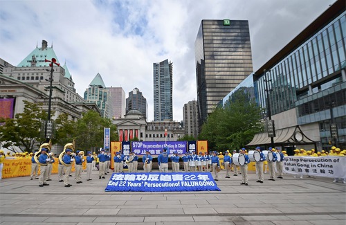 Image for article Vancouver: Çin Rejiminin Falun Dafa Zulmüne Barışçıl Bir Şekilde Direnmenin 22. Yılını Anan Yürüyüş ve Geçit Törenine Halktan Övgü