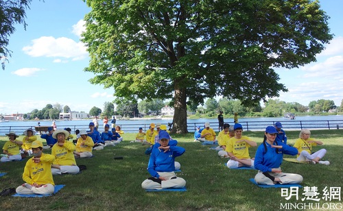 Image for article Quebec: Uygulayıcılar Falun Dafa'yı Tanıttı ve ÇKP'nin Canlı Organ Toplama Suçlarını Ortaya Çıkardı
