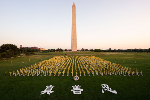 Image for article Washington DC: 22 Yıldır Devam Eden Zulmün Kurbanlarının Yasını Tutmak İçin Mum Işığı Nöbeti Düzenlendi