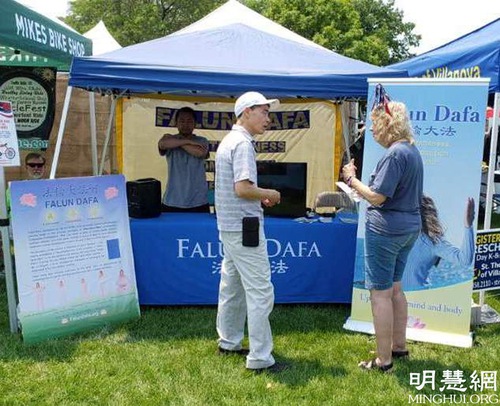Image for article Chicago, Illinois: Uygulayıcılar Palatine'deki Bağımsızlık Günü Kutlamalarına Katıldı ve Falun Dafa'yı Tanıttı