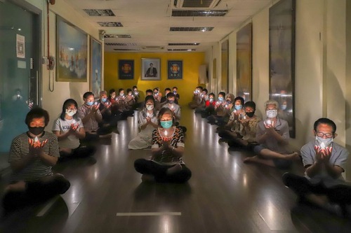 Image for article Singapur: Falun Dafa Uygulayıcıları ÇKP Zulmünün Kurbanlarını Anmak İçin Mum Işığı Nöbeti Düzenlediler