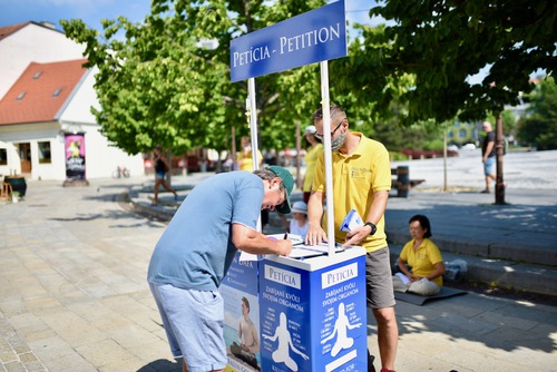 Image for article Slovakya: İnsanlar Nitra'da Falun Gong'a Olan Desteklerini Gösterdi