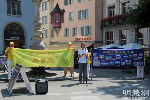Image for article Zürih, İsviçre: İnsanlar Falun Dafa Uygulayıcılarına Karşı Çin'de Yapılan 22 Yıldır Devam Eden Zulmü Ortaya Çıkarma Çabalarını Teşvik Etti