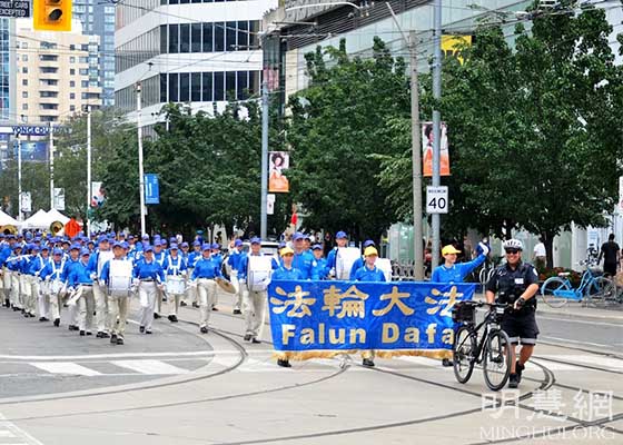 Image for article Toronto, Kanada'daki Falun Dafa Geçit Töreni: 