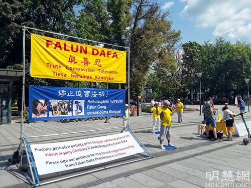 Image for article Litvanya: İnsanlar Falun Dafa Uygulayıcılarına “Dünyaya Saf, Doğru Enerji Getirdikleri” İçin Teşekkür Etti