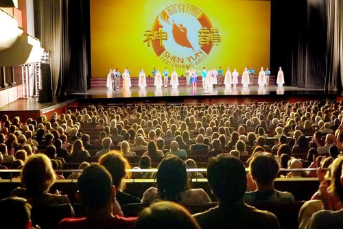 Image for article Colorado: Shen Yun Gösterilerinden Etkilenen Seyirciler: “Gerçeğin ve Sanatın Gücü”