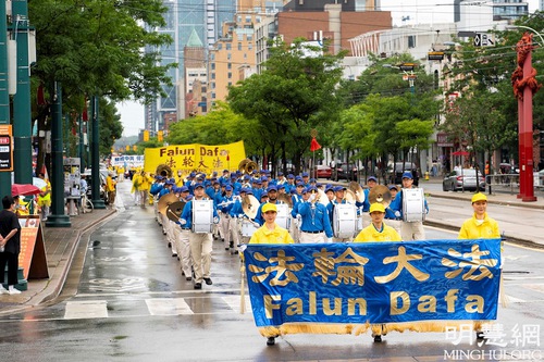 Image for article ​Kanada Toronto'daki Geçit Töreninde İnsanlar, 22 Senedir Süregelen Komünist Rejimin Yaptığı Falun Gong Zulmünü Kınadı