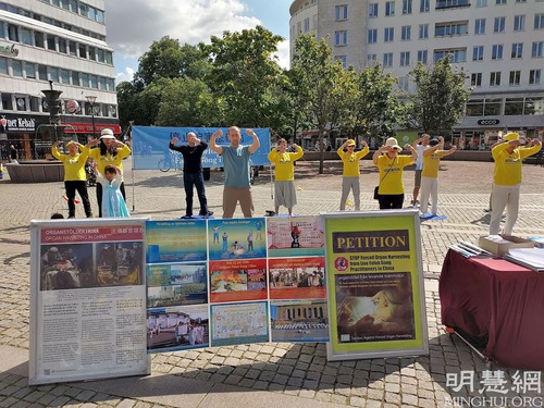 Image for article İsveç: ÇKP'nin Zulmü Hakkındaki Farkındalığı Artırmak İçin Malmö'de Yapılan Faaliyetler Sırasında İnsanlar Falun Dafa'yı Övdüler