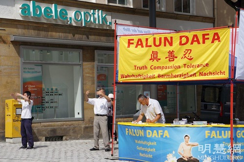 Image for article Almanya: Uluslararası Ziyaretçiler Bayreuth Festivali Sırasında Falun Dafa'yı Öğrendi ve ÇKP'yi Kınadı