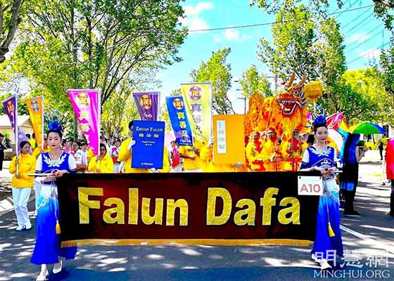 Image for article Avustralya: Şehir Meclisi Üyesi, Toowoomba Çiçek Karnavalı'nda İnsanlara Doğruluk-Merhamet-Hoşgörü Hakkında Bilgi Verdikleri için Uygulayıcılara Teşekkür Etti
