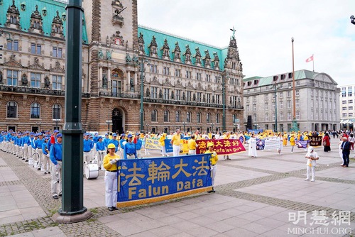 Image for article Almanya: Eyalet Meclisi Üyesi Hamburg'daki Faaliyetleri Sırasında Falun Dafa'yı Övdü ve Çin Rejimini Kınadı