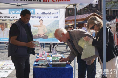 Image for article Almanya: Yerli Halk Çin Rejiminin Falun Dafa'ya Yaptığı Zulmü Kınadı ve Bunun Sona Ermesi İçin Çağrıda Bulunulan Dilekçeyi İmzaladı