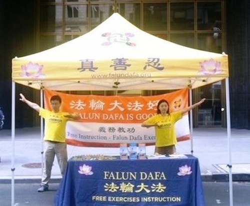 Image for article Hareketli Manhattan'da Sakin Bir Vaha: İnsanlar Times Meydanı Yaz Fuarı'nda Falun Dafa Bilgi Standına Yoğun İlgi Gösterdi