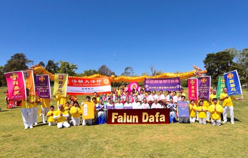 Image for article Avustralya: Queensland'deki Falun Dafa Uygulayıcıları Shifu'ya Teşekkür Ediyor ve Mutlu Bir Sonbahar Ortası Festivali Diliyor