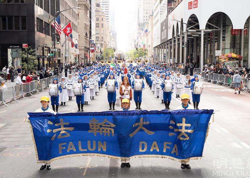 Image for article Falun Dafa, New York'taki Columbus Günü Geçit Töreni'nde Övgüyle Karşılandı: “Hepimizin Doğruluk-Merhamet-Hoşgörü'ye Gerçekten İhtiyacı Var”