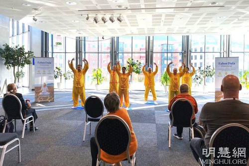 Image for article İsveç'teki Kitap Fuarında Gösterilen Falun Dafa Egzersizlerini Yapanlar: “Enerji Alanınızın İyileştirici Etkileri Var!”
