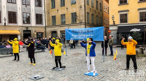 Image for article İsveç: Falun Dafa Uygulayıcıları Nobel Ödül Haftası Sırasında Farkındalığı Artırmak İçin Etkinlikler Düzenlediler