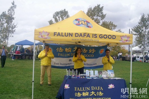 Image for article New Jersey: Uygulayıcılar Kore Hasat ve Folklor Festivali'nde Falun Dafa'yı Tanıttılar