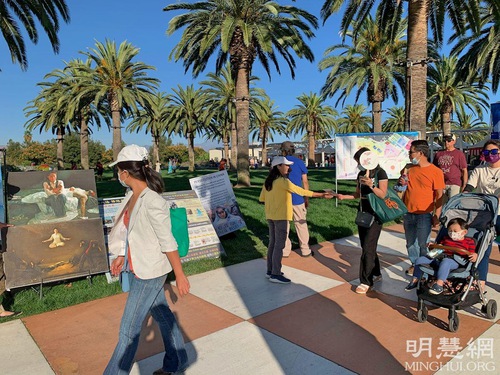 Image for article Irvine, Kaliforniya: Küresel Köy Festivali'nde Falun Gong Tanıtımı