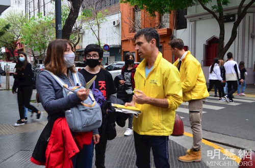 Image for article Arjantin: İnsanlar Buenos Aires'te Düzenlenen Etkinlikler Sırasında Falun Dafa Egzersizlerini Öğrendi