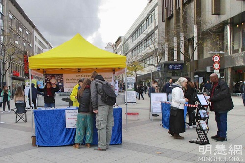 Image for article Almanya, Hannover: Açık Hava Etkinlikleriyle Falun Dafa Tanıtıldı