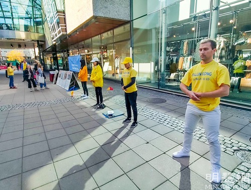 Image for article İsveç: Norrköping Kültür Festivalinin Ziyaretçileri Falun Gong Egzersizlerini Öğrendi