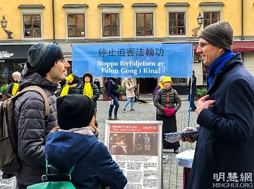 Image for article İsveç, Stockholm: İsveçliler ve Turistler Nobel Ödülü Müzesi Önündeki Faaliyetler Sırasında Falun Dafa'yı Öğrendiler