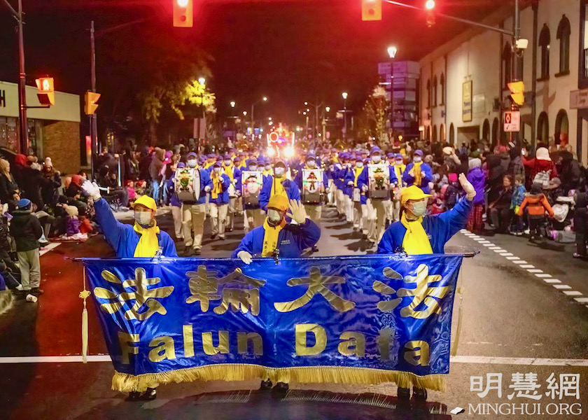 Image for article Toronto, Kanada: Falun Gong Uygulayıcıları İki Gün İçinde Üç Noel Geçit Törenine Katıldı