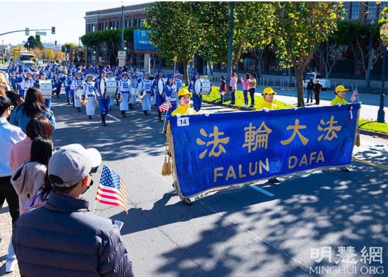 Image for article San Francisco: Seyirciler Gaziler Günü Geçit Töreninde Falun Dafa Grubu Performansının Keyfini Çıkardı