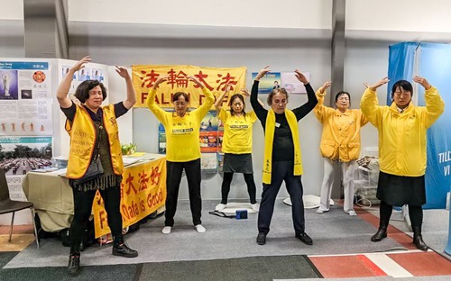 Image for article İsveç: İnsanlar Sağlık Fuarında Falun Dafa'yı Öğrendi