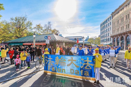 Image for article Almanya: Gazeteci Falun Gong Uygulayıcılarının Olumlu ve Canlandırıcı Enerjisinden Dolayı Duygulandı