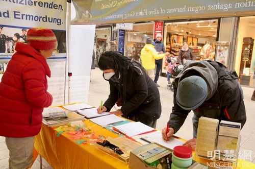 Image for article Augsburg, Almanya: Augsburg Sakinlerine  Falun Dafa Hakkındaki Gerçeğin Yayılması
