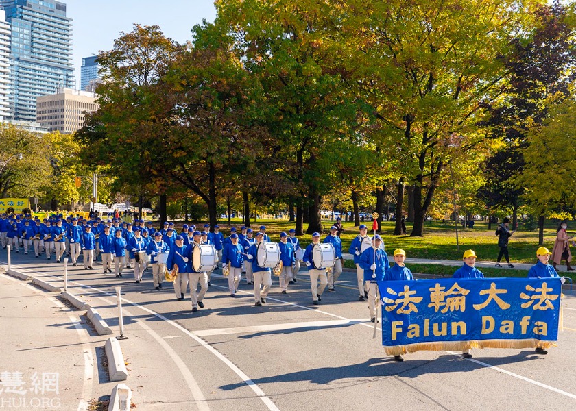 Image for article Toronto'daki Aylık Falun Dafa Geçit Töreni “Neşe ve Umut Getiriyor – Bu Dünyanın Şu Anda İhtiyacı Olan Şey”