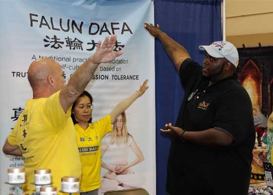 Image for article Florida: Falun Dafa Uygulayıcıları Tampa Beden Zihin Ruh Festivali'ne Katıldı