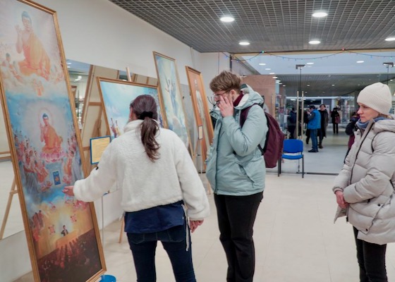 Image for article Rusya: İnsanlar Moskova'daki Zhen-Shan-Ren Sergisi Sırasında Falun Dafa'yı ve Zulmü Öğrendiler