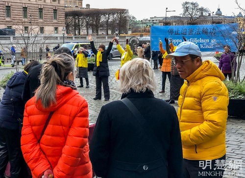 Image for article Stockholm, İsveç: Turistler Uygulayıcılara Falun Dafa'yı Anlattıkları İçin Teşekkür Ettiler