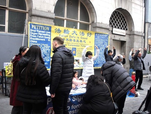 Image for article Londra: Falun Dafa Uygulayıcıları Yaya Trafiği Arttıkça Farkındalığı Artırmak İçin Açık Hava Etkinlikleri Düzenlediler