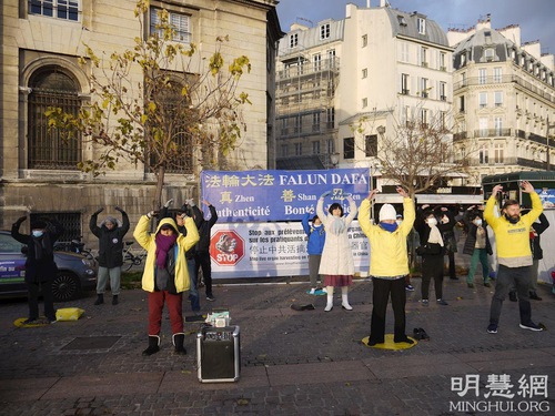 Image for article Paris, Fransa: Uygulayıcılar Çin'de Falun Gong Zulmünü Ortaya Çıkarmak İçin Faaliyetler Düzenlediler