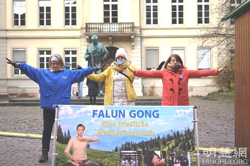 Image for article Almanya: Çinli Öğrenciler İnsan Hakları Günü'nde Heidelberg'de Düzenlenen Etkinlikler Sırasında ÇKP'den Ayrıldılar