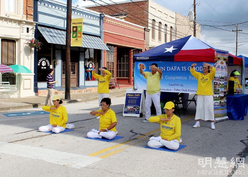 Image for article Teksas: Falun Dafa Pekan Cevizi Hasat Festivali'nde 