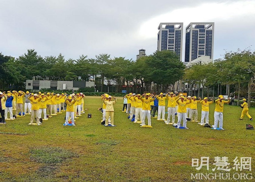 Image for article Taoyuan, Tayvan: Longtan Spor Parkı'nda Falun Dafa Tanıtımı