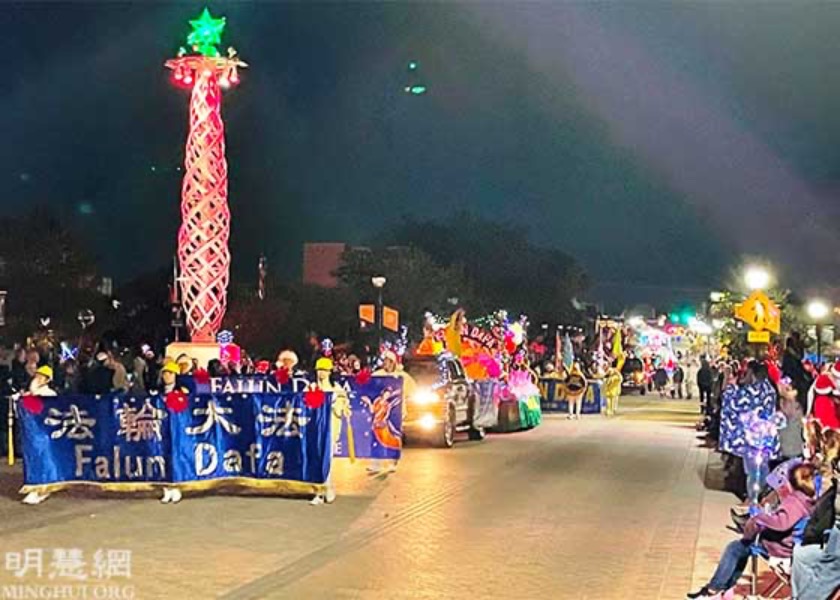 Image for article Teksas: Falun Dafa Uygulayıcıları Arlington Tatil Işıkları Geçit Törenine Katıldı