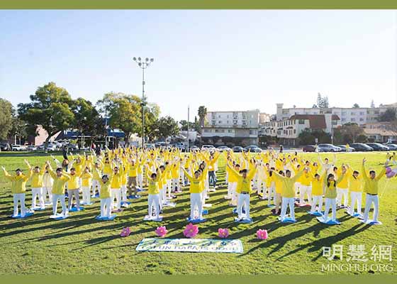 Image for article Los Angeles, Kaliforniya: Falun Dafa Uygulayıcıları Çin Yeni Yılı Öncesinde Shifu Li'ye Minnettarlarını Sunuyor