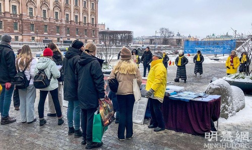 Image for article İsveçliler Komünist Rejimin Falun Dafa'ya Karşı Devam Eden Zulümünü Kınadı